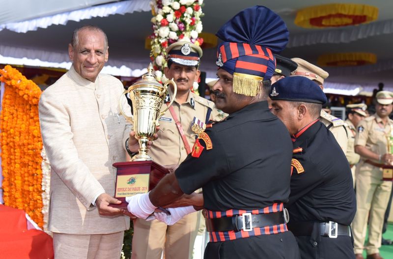 గణతంత్ర వేడుకలు: గవర్నర్ తో చేతులు కలిపిన బాబు (ఫొటోలు)