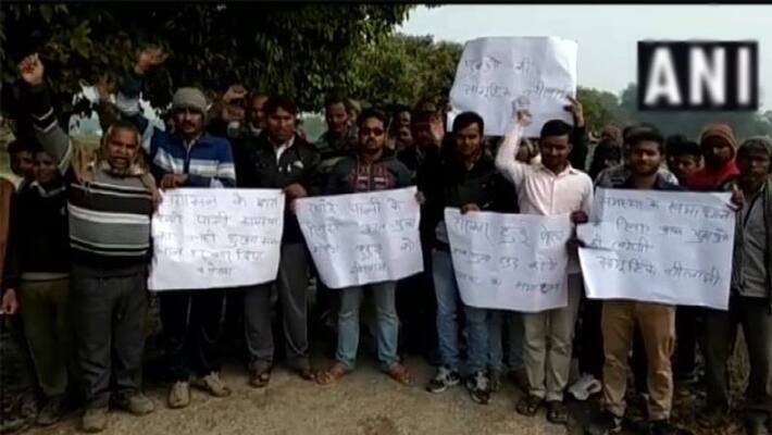 Men Plan To Auction Themselves Protesting Drinking Water Crisis in up Men Plan To Auction Themselves Protesting Drinking Water Crisis in up
