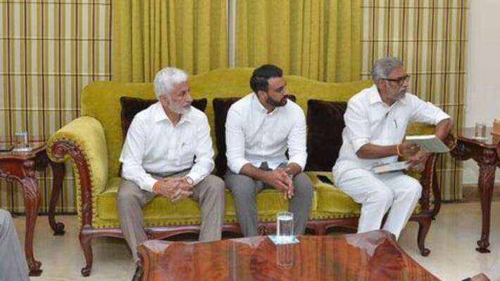 former minister daggubati venkateswara raomeets ysrcp chief ys jagan former minister daggubati venkateswara raomeets ysrcp chief ys jagan