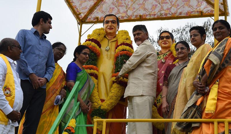 కొమరోలులో చంద్రబాబు దంపతులు(ఫోటోలు)