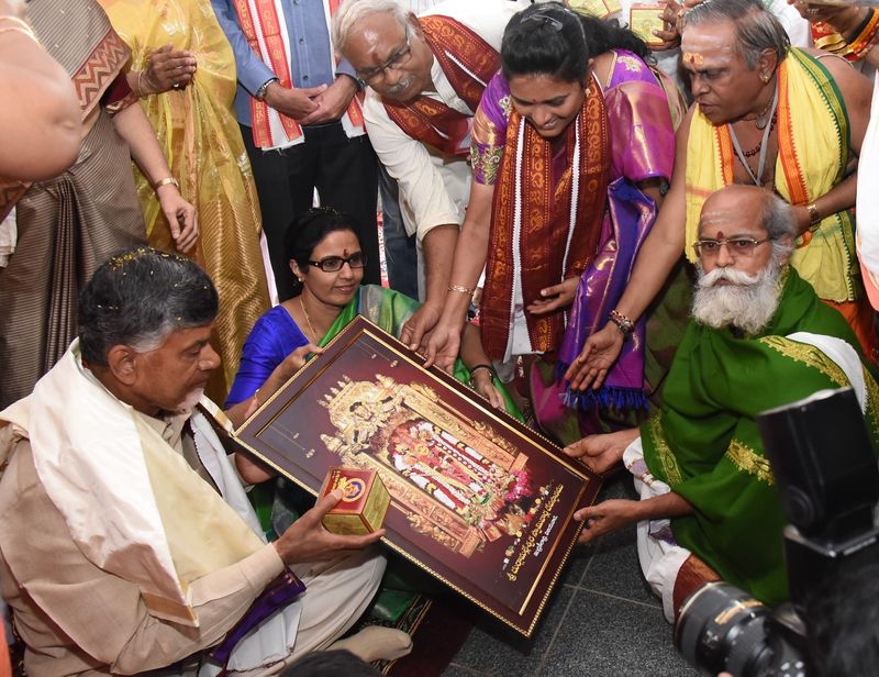 కొమరోలులో చంద్రబాబు దంపతులు(ఫోటోలు)