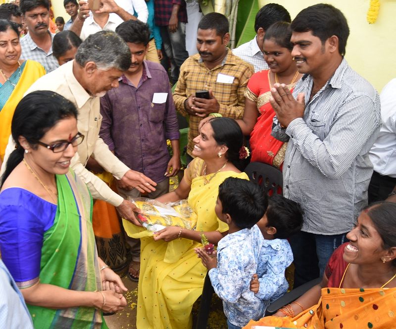 కొమరోలులో చంద్రబాబు దంపతులు(ఫోటోలు)