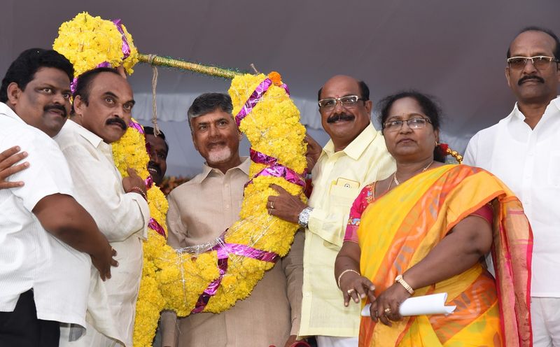 కొమరోలులో చంద్రబాబు దంపతులు(ఫోటోలు)