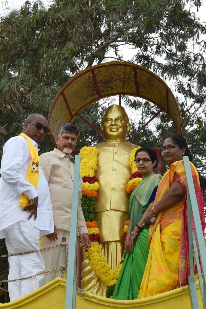 కొమరోలులో చంద్రబాబు దంపతులు(ఫోటోలు)