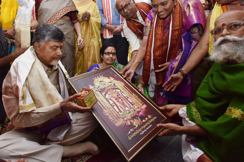 కొమరోలులో చంద్రబాబు దంపతులు(ఫోటోలు)