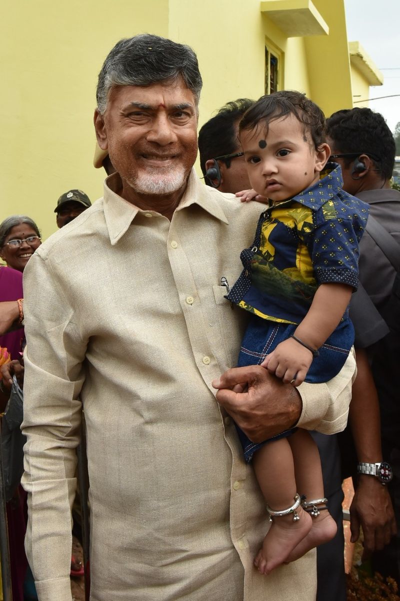 కొమరోలులో చంద్రబాబు దంపతులు(ఫోటోలు)