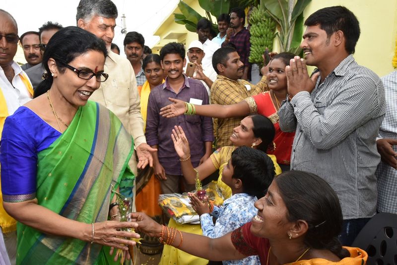 కొమరోలులో చంద్రబాబు దంపతులు(ఫోటోలు)