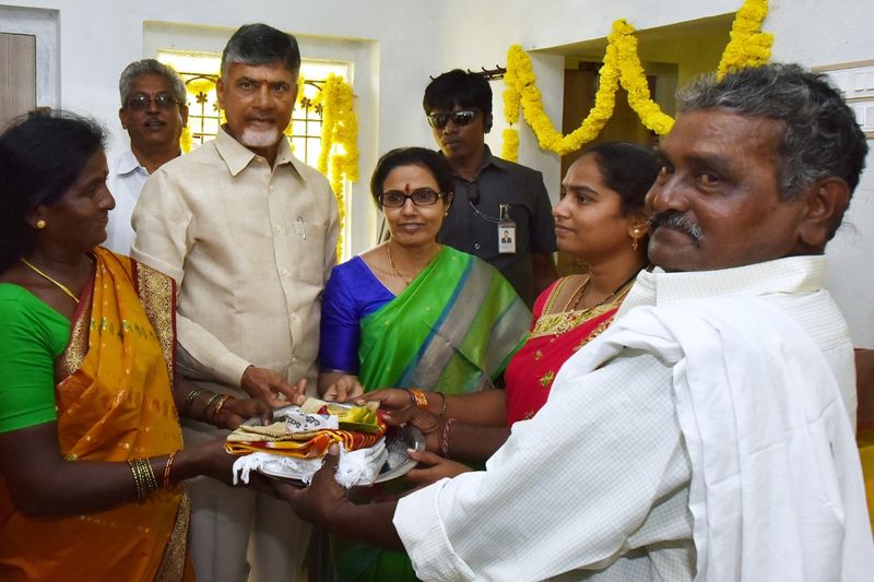 కొమరోలులో చంద్రబాబు దంపతులు(ఫోటోలు)