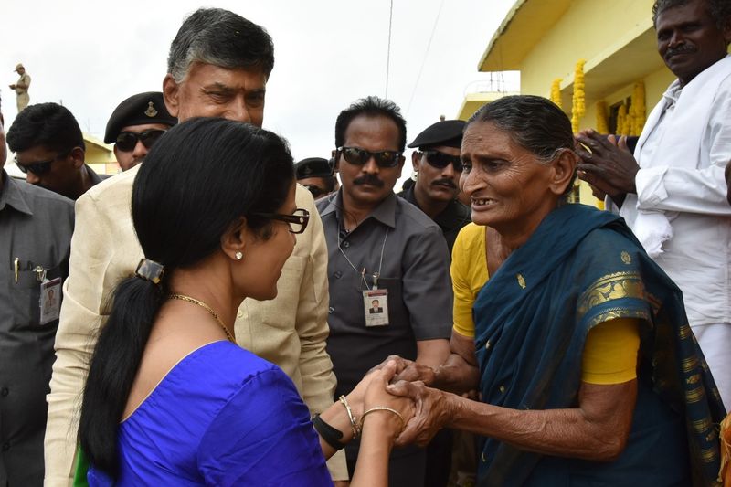 కొమరోలులో చంద్రబాబు దంపతులు(ఫోటోలు)
