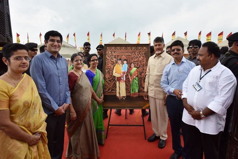 కొమరోలులో చంద్రబాబు దంపతులు(ఫోటోలు)