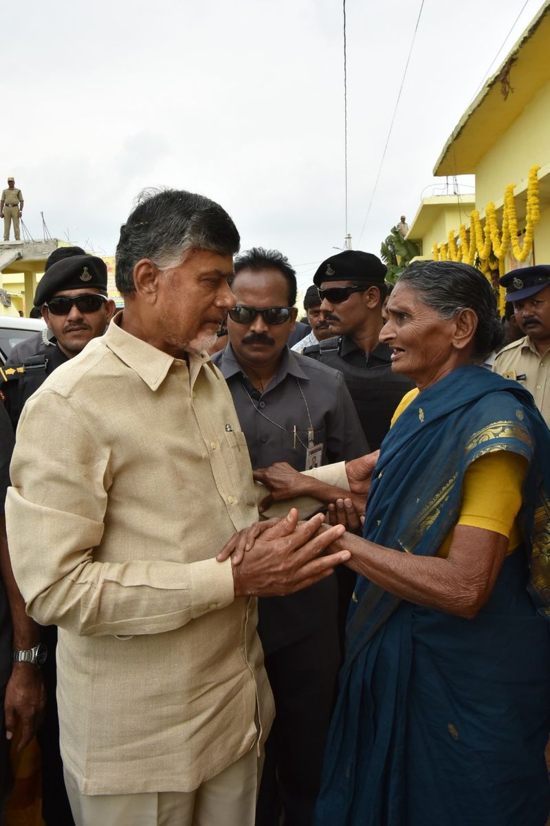 కొమరోలులో చంద్రబాబు దంపతులు(ఫోటోలు)