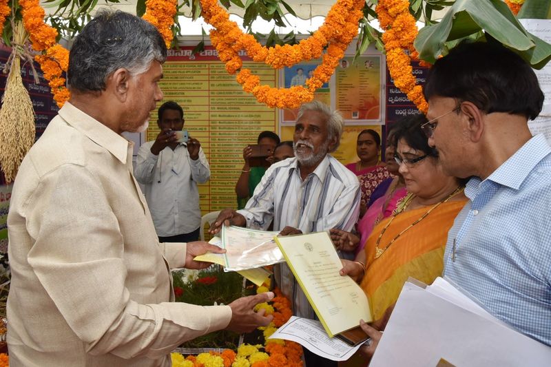 కొమరోలులో చంద్రబాబు దంపతులు(ఫోటోలు)