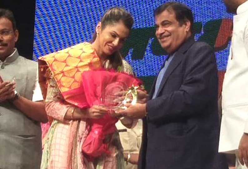 actress Isha Kopikar join in bjp