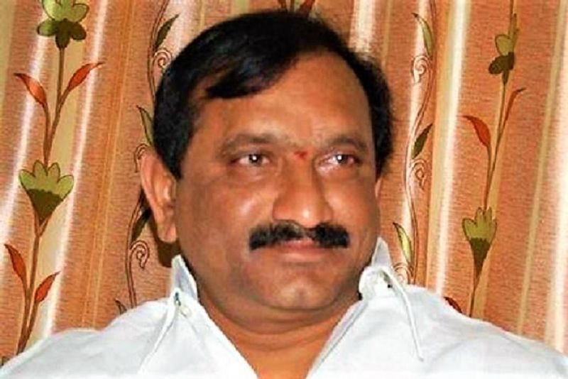 <p>ఆ తర్వాత చోటు చేసుకొన్న పరిణామాల్లో కేఈ ప్రతాప్ తో పాటు కేఈ కృష్ణమూర్తి తనయుడిపై కూడ కేసులు నమోదయ్యాయి. అదే సమయంలో కొన్ని కారణాలతో టీడీపీ ఎమ్మెల్సీ కేఈ ప్రభాకర్ టీడీపీకి రాజీనామా చేశారు. </p>