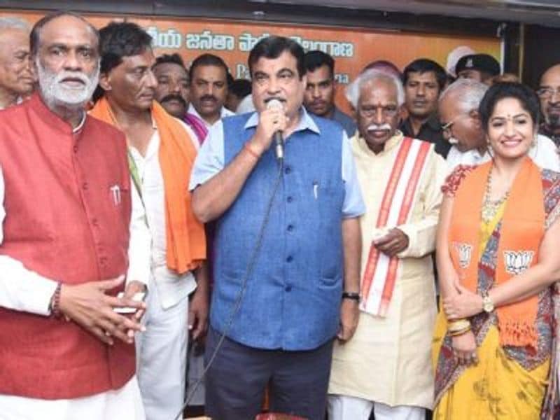 Madhavi Latha: Telugu actor Madhavi Latha officially joined BJP last year, a move welcomed by union minister Nitin Gadkari. Soon after joining the party, Latha posted photos on social media and wrote, "Finally Joined in BJP Official joining with the presence of central minister Nitin gadkari.... Happy to be part of national party BJP."