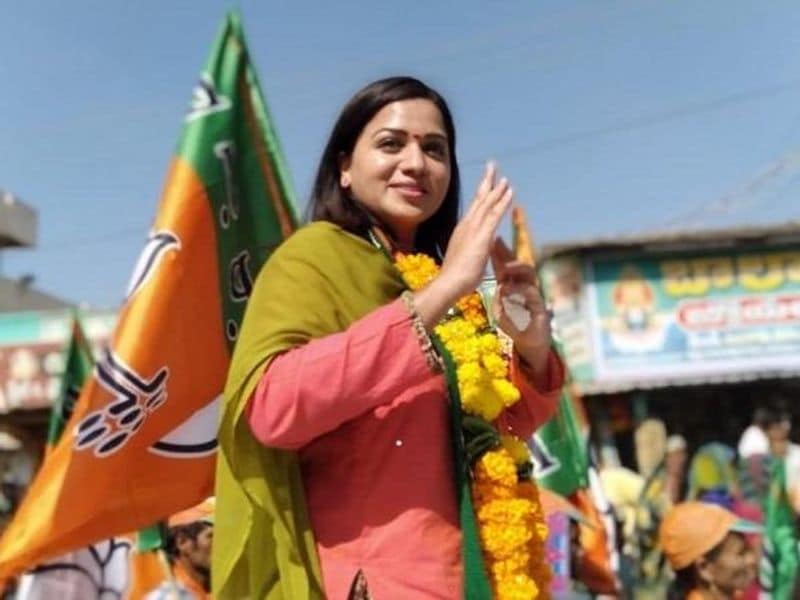 Reshma Rathore: Actor Reshma Rathore, who hails from Yellandu of Kothagudem district joined Bharatiya Janata Party last year in the presence of State President K Laxman in Hyderabad.