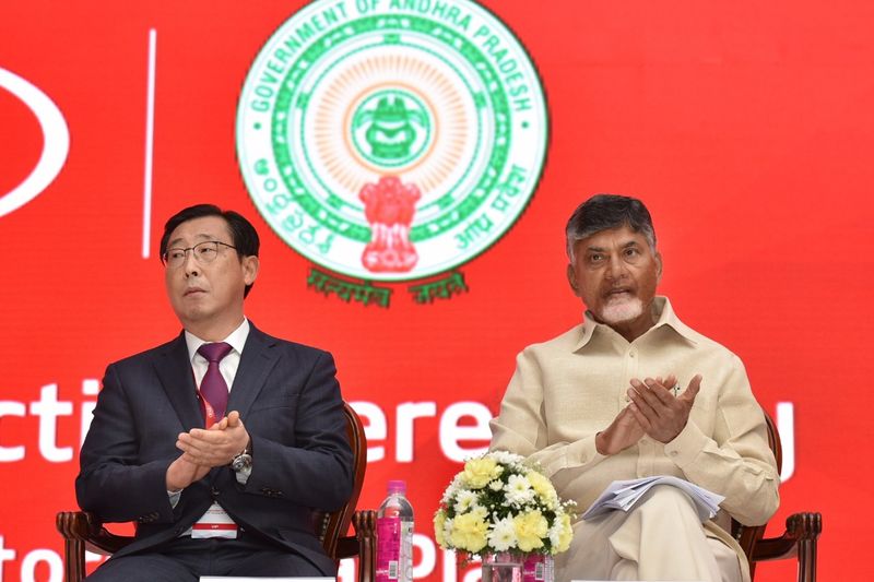 కియా కారుపై చంద్రబాబు స్వారీ (ఫొటోలు)