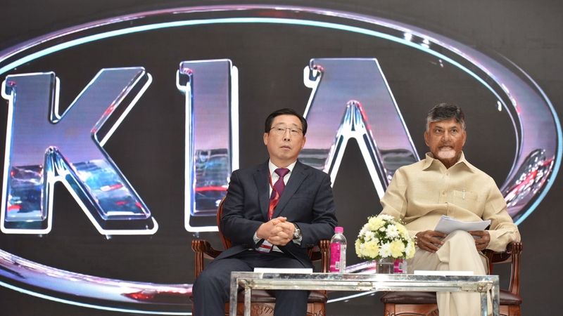 కియా కారుపై చంద్రబాబు స్వారీ (ఫొటోలు)