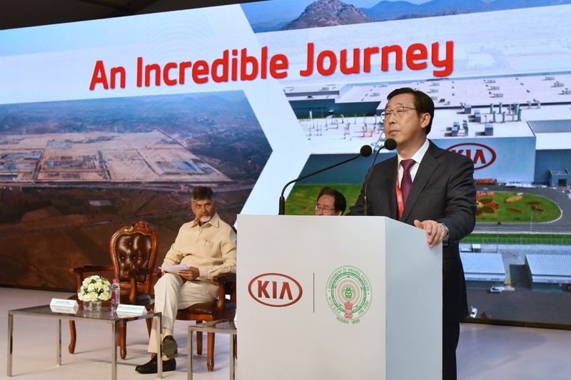 కియా కారుపై చంద్రబాబు స్వారీ (ఫొటోలు)