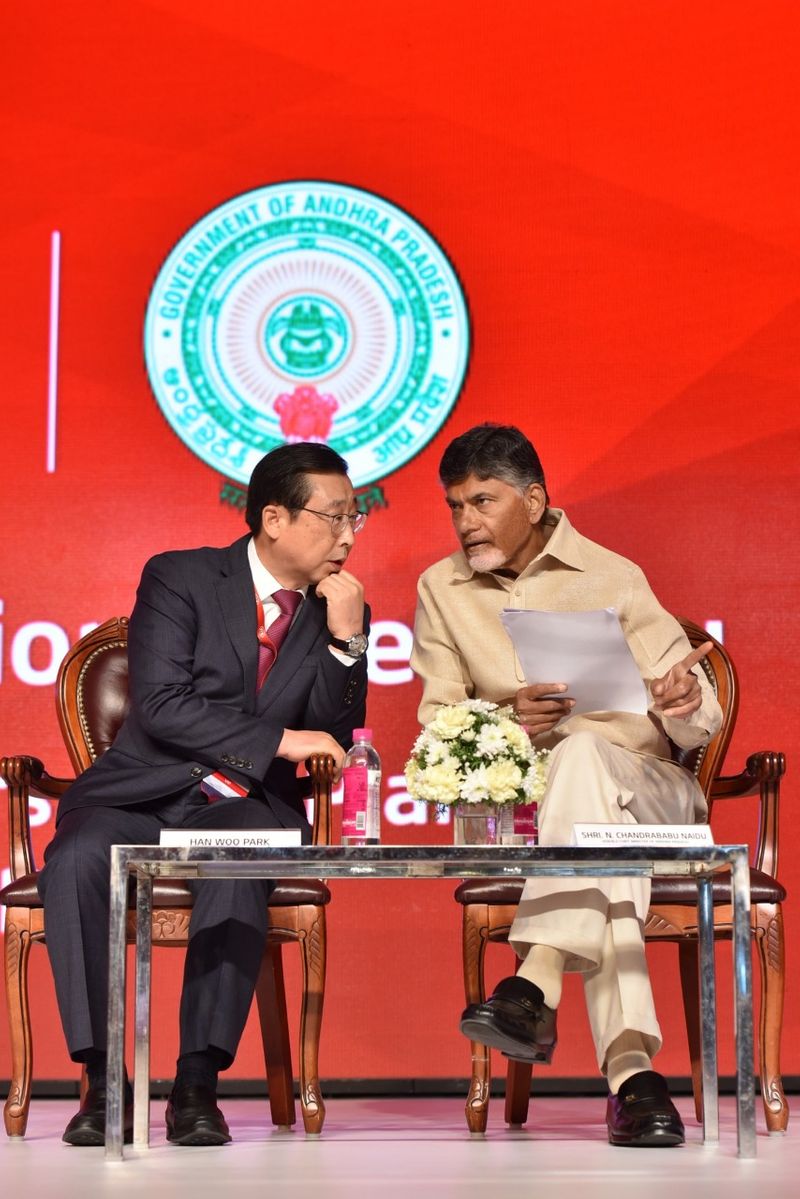కియా కారుపై చంద్రబాబు స్వారీ (ఫొటోలు)