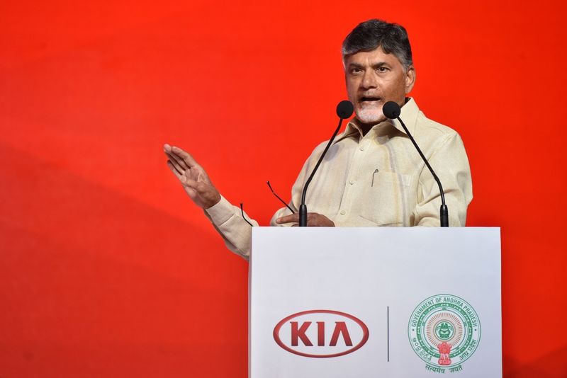 కియా కారుపై చంద్రబాబు స్వారీ (ఫొటోలు)