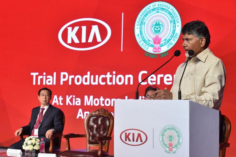 కియా కారుపై చంద్రబాబు స్వారీ (ఫొటోలు)