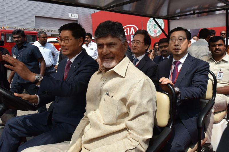 కియా కారుపై చంద్రబాబు స్వారీ (ఫొటోలు)