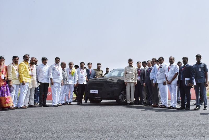 కియా కారుపై చంద్రబాబు స్వారీ (ఫొటోలు)