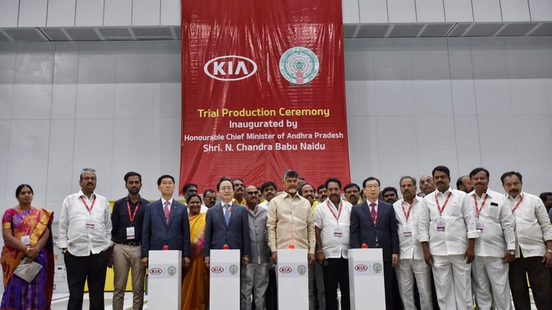 కియా కారుపై చంద్రబాబు స్వారీ (ఫొటోలు)