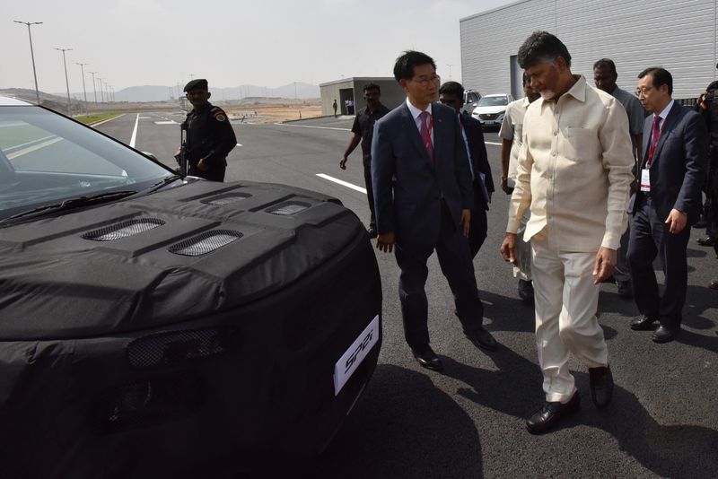 కియా కారుపై చంద్రబాబు స్వారీ (ఫొటోలు)