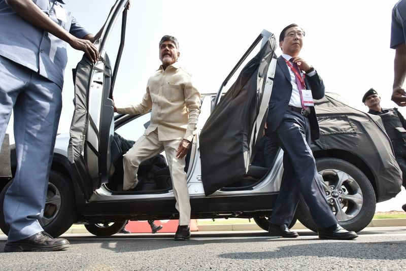 కియా కారుపై చంద్రబాబు స్వారీ (ఫొటోలు)