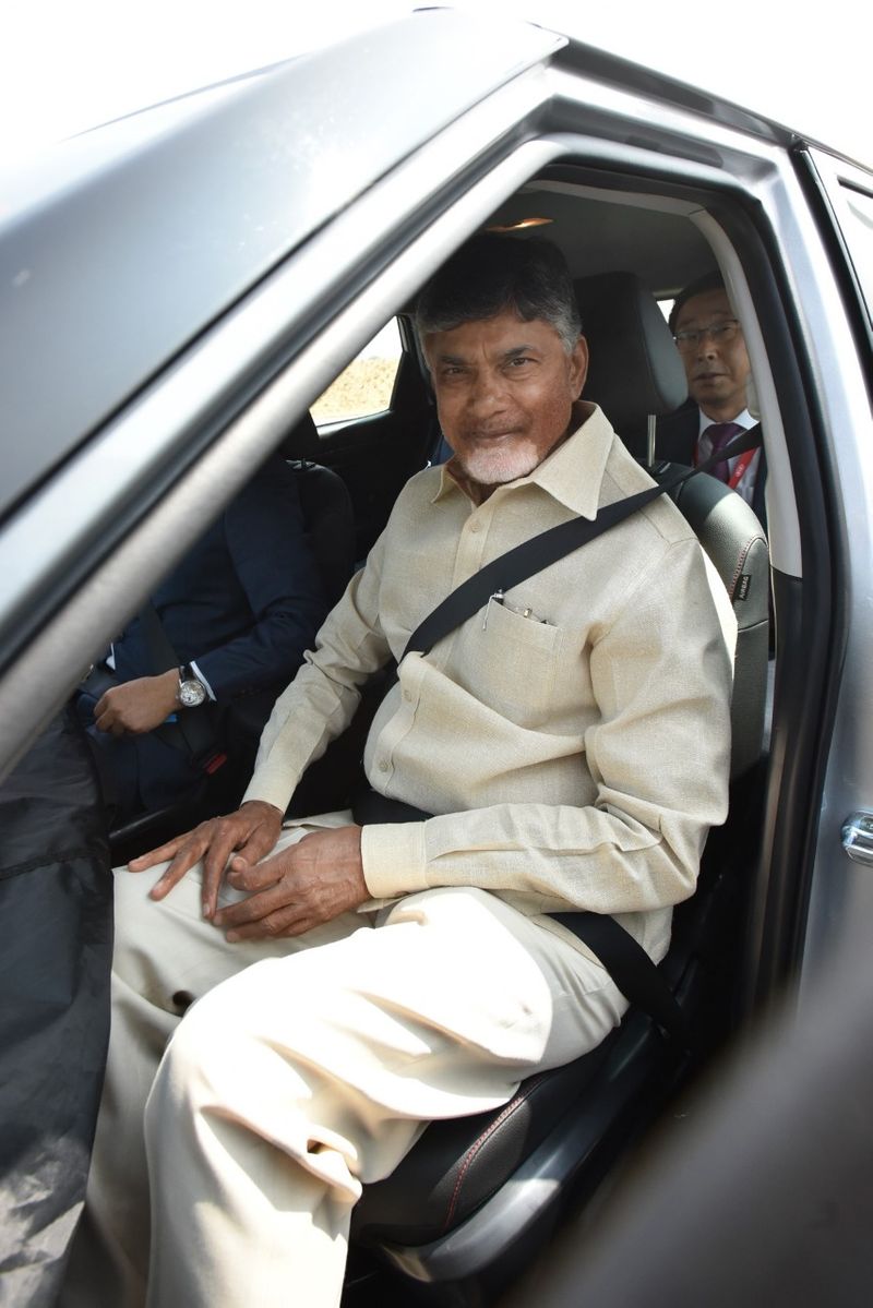కియా కారుపై చంద్రబాబు స్వారీ (ఫొటోలు)