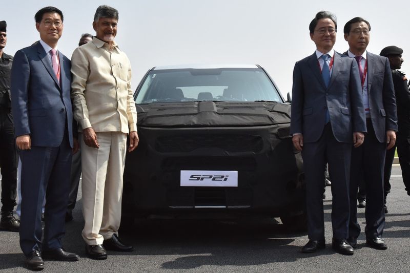 కియా కారుపై చంద్రబాబు స్వారీ (ఫొటోలు)