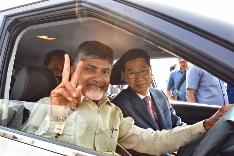 కియా కారుపై చంద్రబాబు స్వారీ (ఫొటోలు)