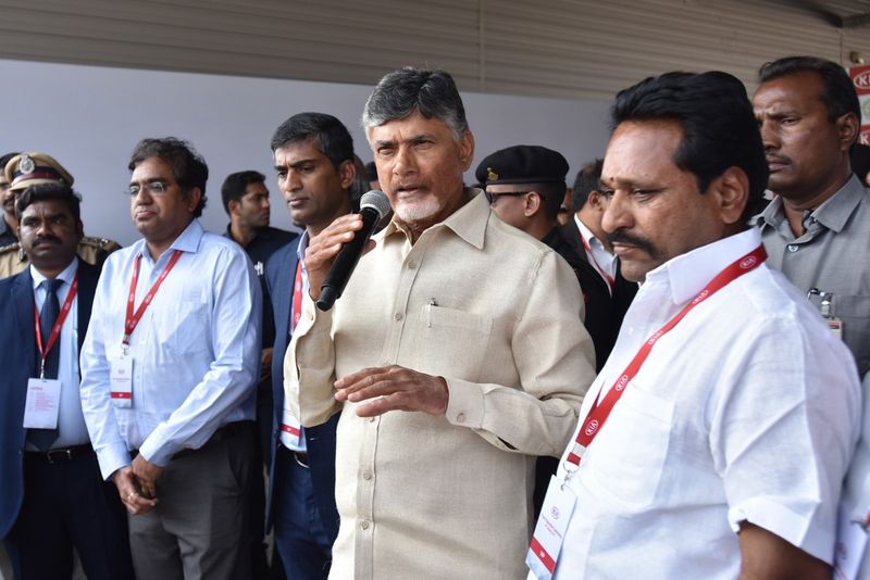 కియా కారుపై చంద్రబాబు స్వారీ (ఫొటోలు)