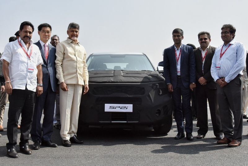 కియా కారుపై చంద్రబాబు స్వారీ (ఫొటోలు)