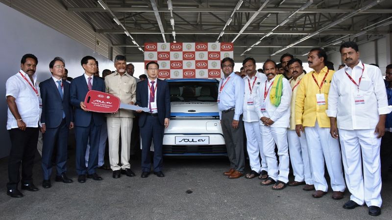 కియా కారుపై చంద్రబాబు స్వారీ (ఫొటోలు)
