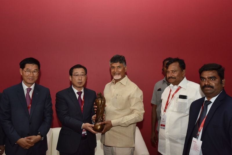 కియా కారుపై చంద్రబాబు స్వారీ (ఫొటోలు)