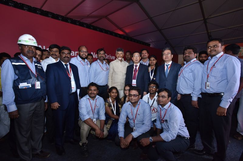 కియా కారుపై చంద్రబాబు స్వారీ (ఫొటోలు)