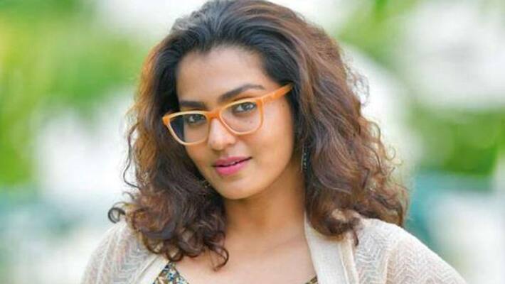 Actress Parvathy doing Mass Dance Performance For Thala Ajith Song with her friends Actress Parvathy doing Mass Dance Performance For Thala Ajith Song with her friends