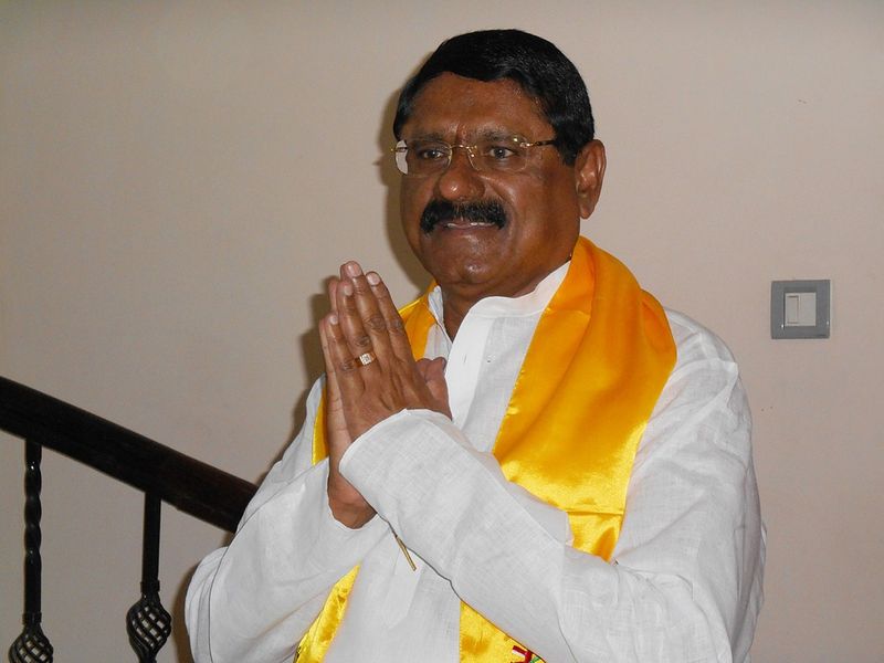 <p>కేఈ కుటుంబంలో సోదరులు జిల్లా రాజకీయాలపై ఇటీవల సమావేశమై చర్చించారు. డోన్ అసెంబ్లీ నియోజకవర్గ బాధ్యతల నుండి కేఈ ప్రతాప్ తప్పుకొన్నారు</p>