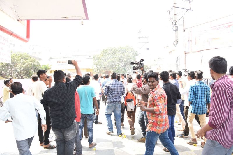 విజయవాడ శైలజా థియేటర్ లో mr.మజ్ను టీమ్ హంగామా