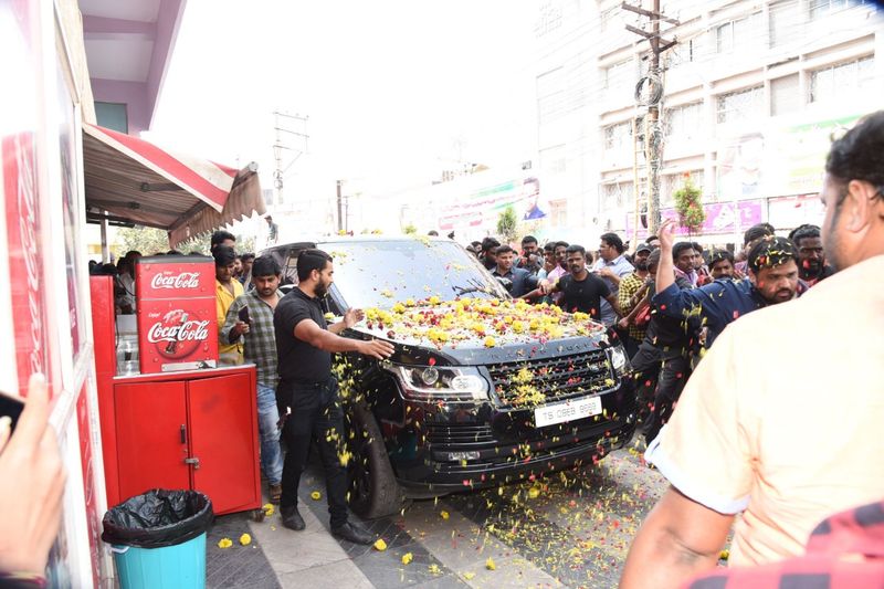విజయవాడ శైలజా థియేటర్ లో mr.మజ్ను టీమ్ హంగామా