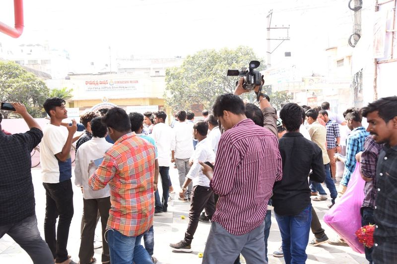 విజయవాడ శైలజా థియేటర్ లో mr.మజ్ను టీమ్ హంగామా