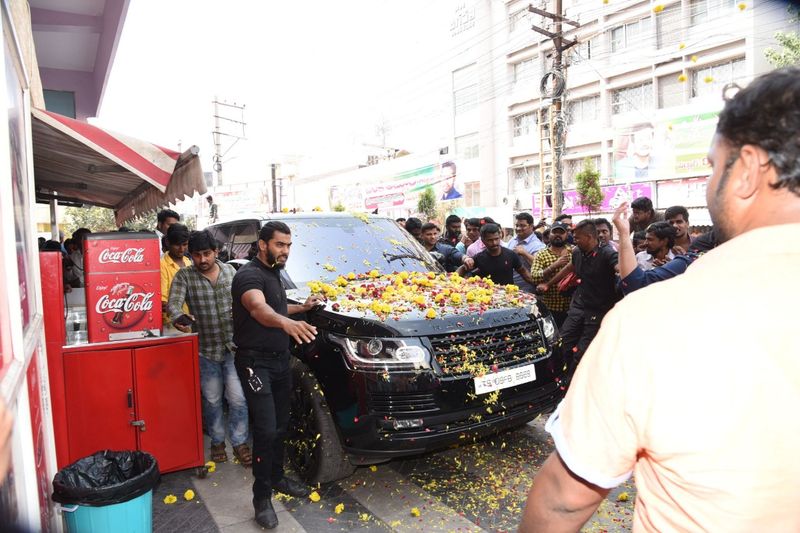 విజయవాడ శైలజా థియేటర్ లో mr.మజ్ను టీమ్ హంగామా