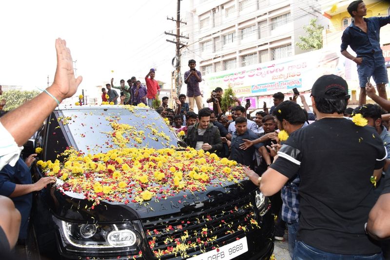 విజయవాడ శైలజా థియేటర్ లో mr.మజ్ను టీమ్ హంగామా