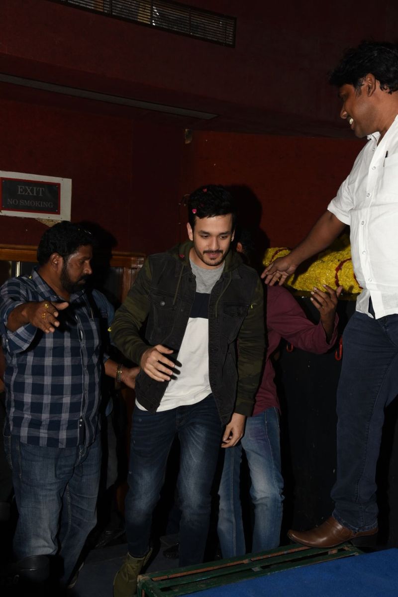 విజయవాడ శైలజా థియేటర్ లో mr.మజ్ను టీమ్ హంగామా