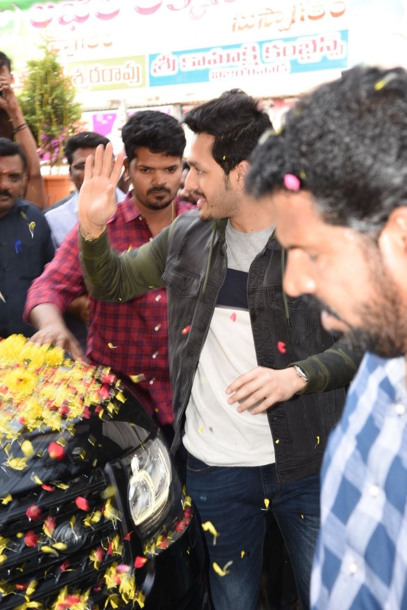 విజయవాడ శైలజా థియేటర్ లో mr.మజ్ను టీమ్ హంగామా
