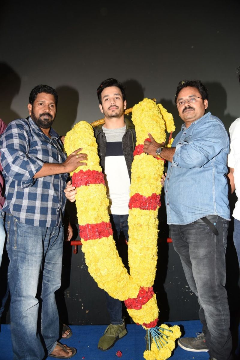 విజయవాడ శైలజా థియేటర్ లో mr.మజ్ను టీమ్ హంగామా