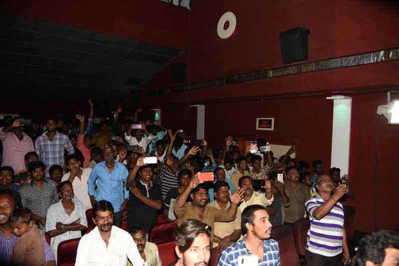 విజయవాడ శైలజా థియేటర్ లో mr.మజ్ను టీమ్ హంగామా